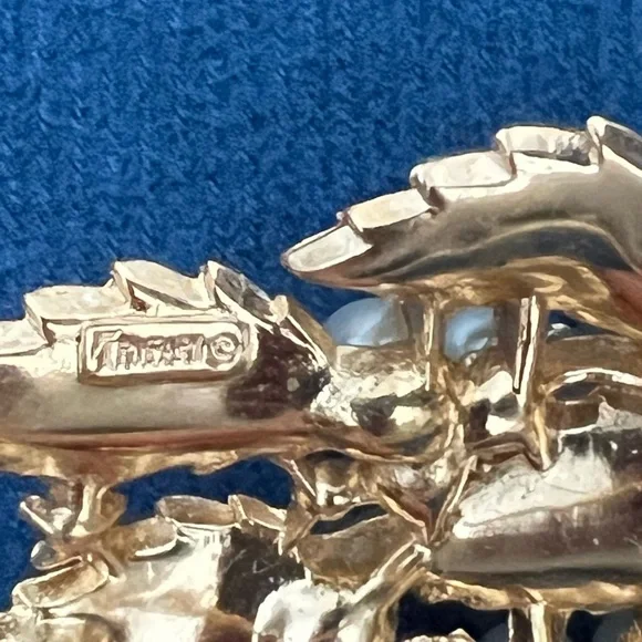 Vintage Crown Trifari Gold Tone Rhinestone Faux Pearl Leaf Brooch - Picture 6 of 7